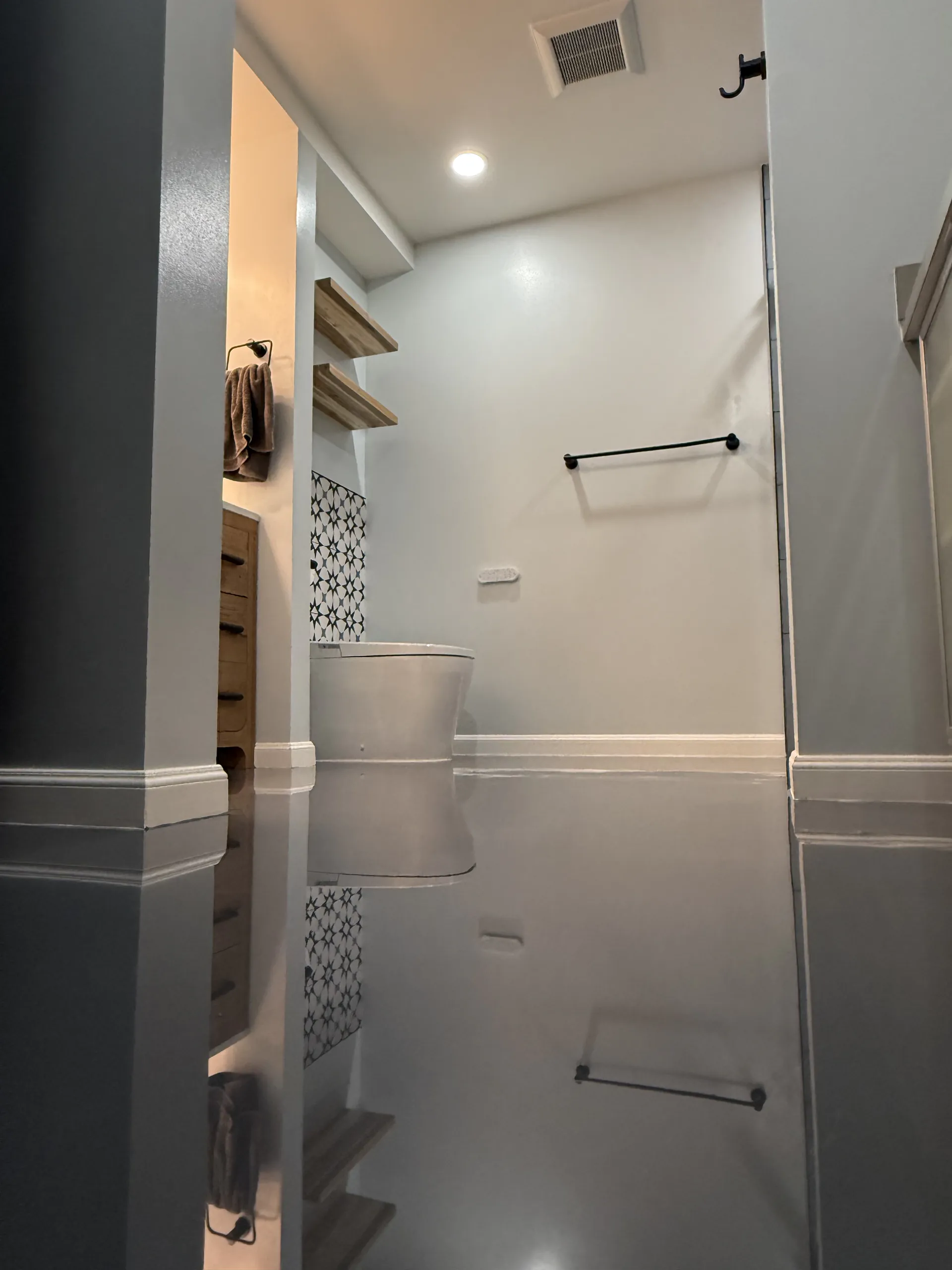 Sleek Bathroom and toilet room. Transformation with astonishing epoxy floors.
