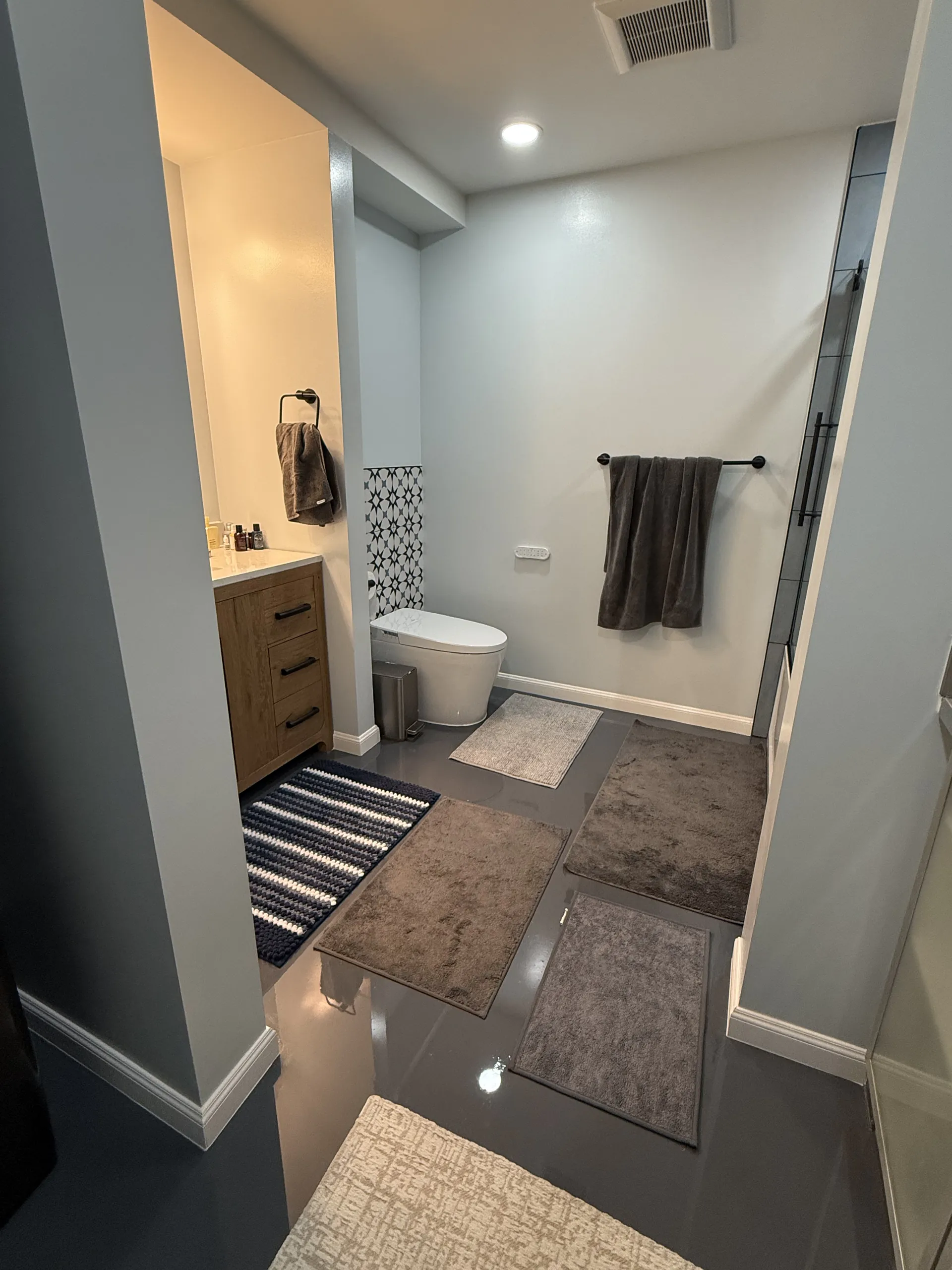 Sleek Bathroom and toilet room. Transformation with astonishing epoxy floors. — Image 14