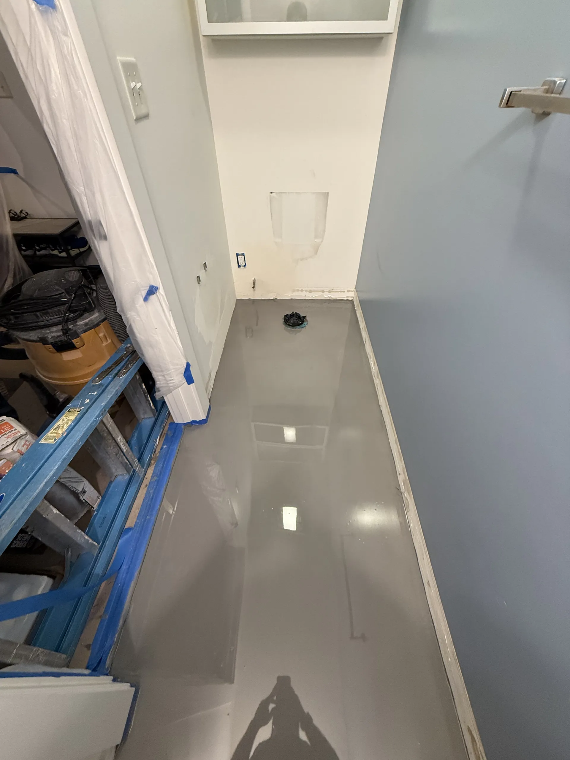 Sleek Bathroom and toilet room. Transformation with astonishing epoxy floors. — Image 3